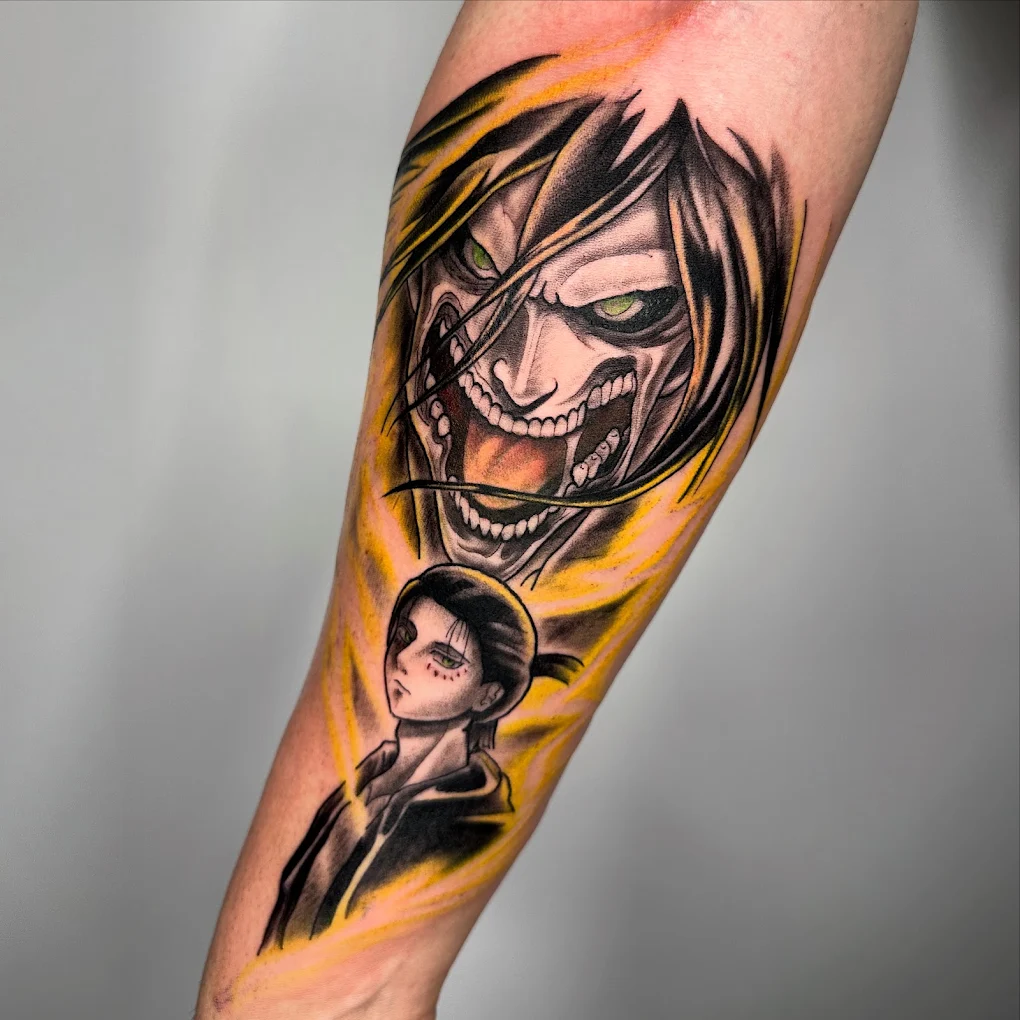 Tatuaggio anime a colori con dominante gialla
