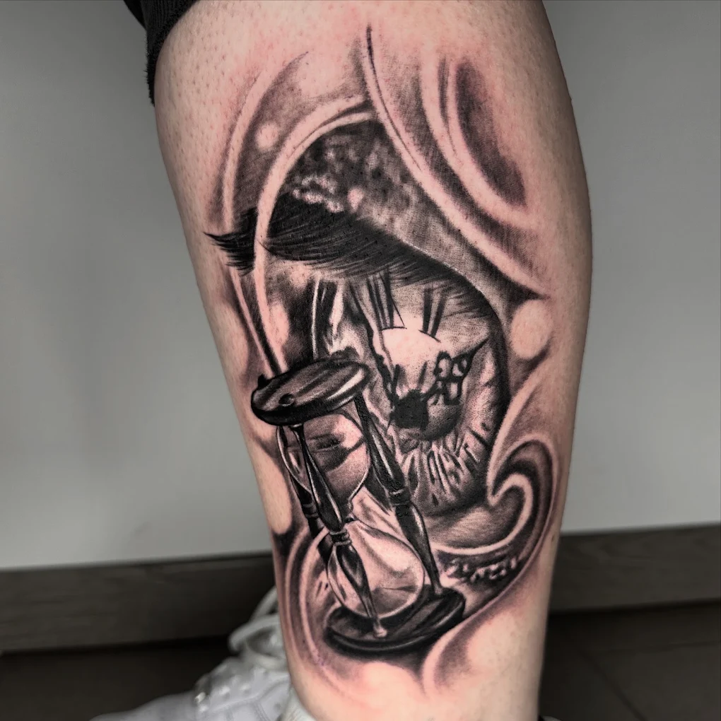 Clessidra e teschio in black & grey realistico sul polpaccio